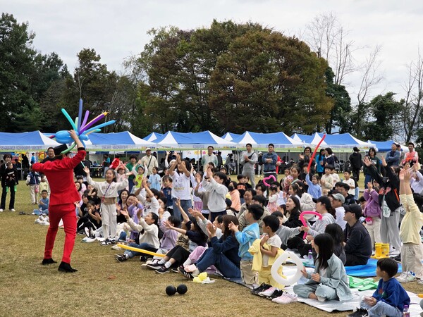 NS홈쇼핑이 지난 19일, 경기도 성남시 분당구 새마을운동중앙연수원에서 임직원 및 가족 약 1,000여 명이 참석한 가운데 ‘2024 NS패밀리데이’ 행사를 개최했다. 사진은 행사 프로그램 중 하나인 어린이 노래자랑 무대 모습 / 사진= NS홈쇼핑