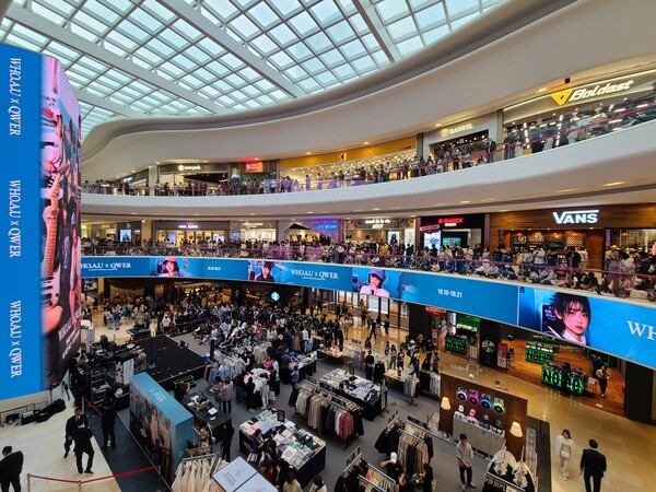 후아유와 QWER이 함께한 팝업스토어 현장 / 사진=이랜드