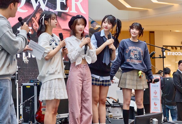 후아유와 QWER이 함께한 팝업스토어 현장 / 사진=이랜드