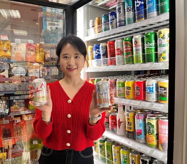 모델이 GS25에서 쏘하이볼 2종을 들고 포즈를 취하고 있다 / 사진=GS리테일