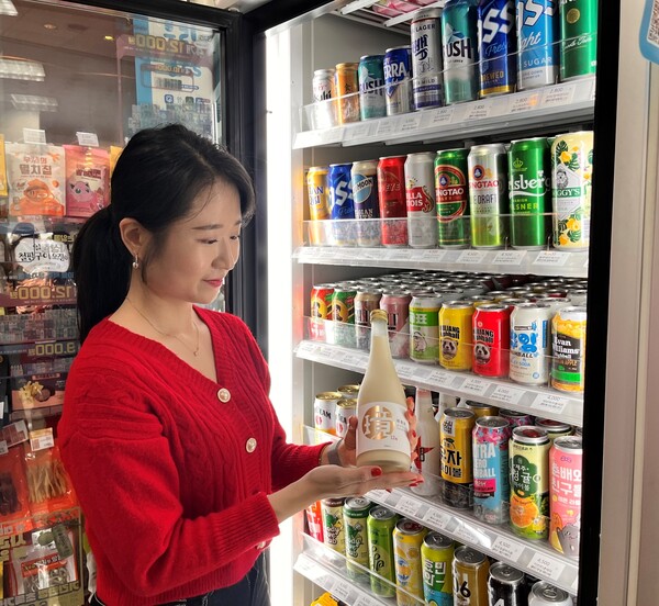 모델이 GS25에서 경탁주 12도를 바라보고 있다 / 사진=GS리테일