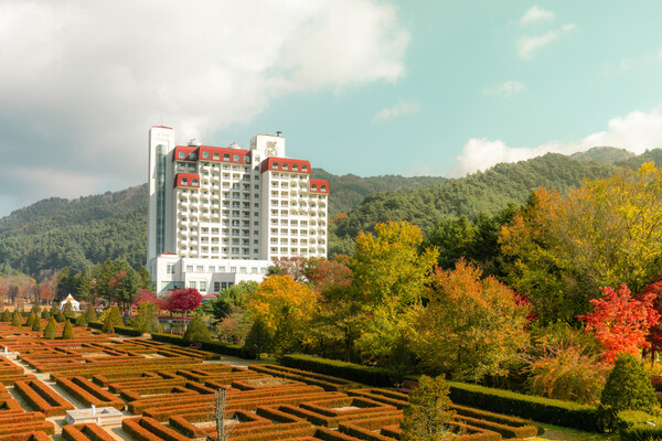 이랜드파크 켄싱턴호텔 평창_프렌치 가든의 가을 전경 / 사진=이랜드