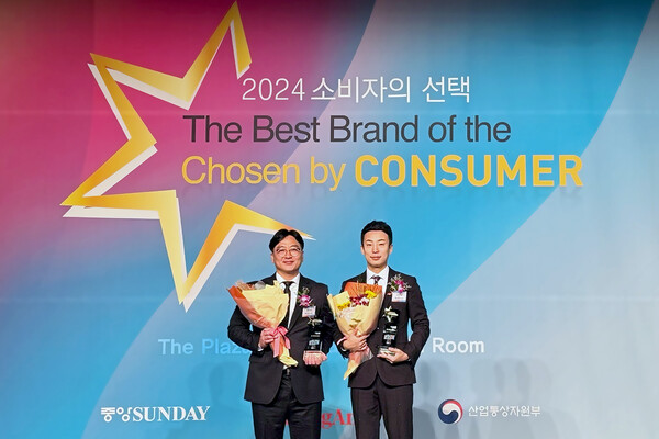 23일 더 플라자 호텔에서 열린 ‘2024 소비자의 선택’ 시상식에서 교원 웰스의 이경호 파트장(왼쪽)과 박성민 매니저(오른쪽)가 기념촬영하고 있다. / 사진=교원그룹