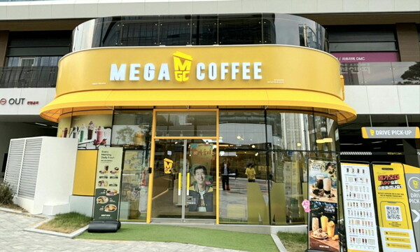 메가MGC커피는 연말을 앞두고 점주 부담을 줄여주는 매장 리노베이션 및 커피머신 교체 등 상생 프로그램을 시행한다고 28일 밝혔다. 사진= 메가MGC커피