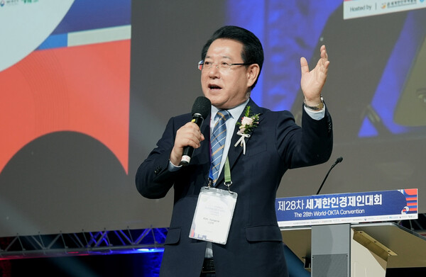 유럽을 방문 중인 김영록 전라남도지사가 28일(현지시간) 오스트리아 센터 빈에서 열린 세계한인경제인대회 개회식에서 ‘전남 도정 성과와 미래 산업 비전’이란 주제로 초청강연을 하고 있다. / 사진 = 전라남도