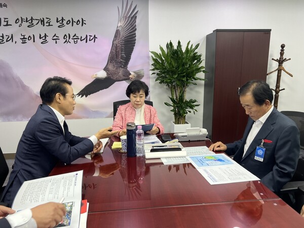 최경식 남원시장이 지난 28일 조배숙 국민의힘 전북자치도당위원장과 만나 제2중앙경찰학교 설립  남원 유치 필요성을 적극 설명하고 있다. / 사진 = 남원시