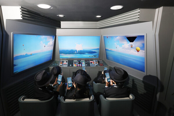 'AI 비밀 본부 체험관'에서 어린이들이 'AI 지우개'로 사진을 빠르게 편집하고 있다. 사진=삼성전자