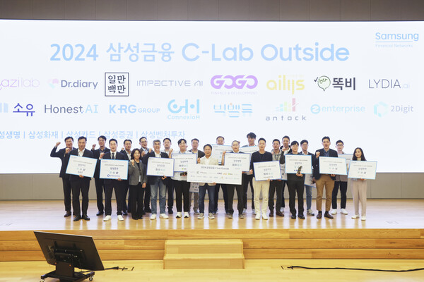 삼성금융 C-Lab 수상자들 단체사진(가운데 삼성화재 이문화 사장) / 사진=삼성화재