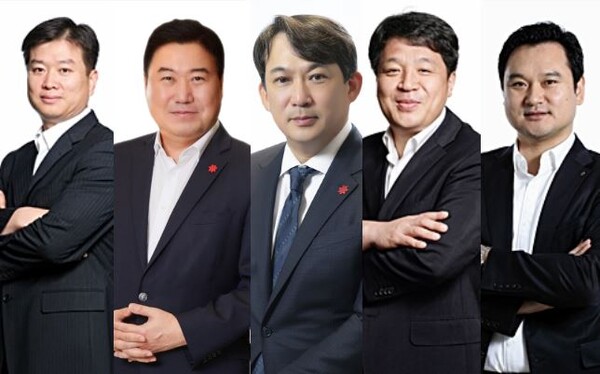 (왼쪽부터) 송만준 (주)이마트24 대표이사, 강승협 (주)신세계푸드 대표이사, 전상진 (주)조선호텔앤리조트 대표이사 兼 레저사업본부장, 김홍극 (주)신세계인터내셔날 뷰티&라이프부문 대표이사 兼 (주)신세계까사 대표이사, 김재섭 (주)신세계야구단 대표이사. 사진= 신세계그룹