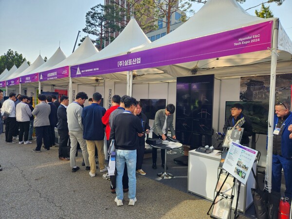‘현대건설 기술엑스포 2024’를 찾은 참관객들이 삼표그룹의 제품 전시장을 찾아 둘러보고 있다. /사진=삼표그룹