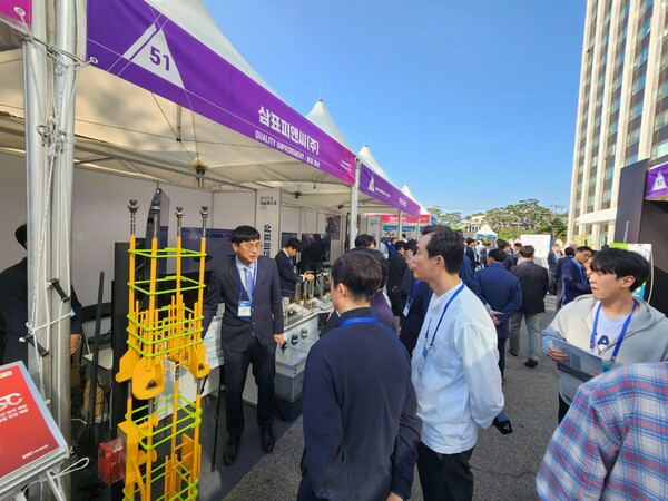 지난달 24일부터 이틀간 서울 종로구 계동에 위치한 현대건설 사옥에서 열린 ‘현대건설 기술엑스포 2024’에서 삼표그룹의 주요 전시 부스를 참관객들이 둘러보고 있는 모습. /사진=삼표그룹