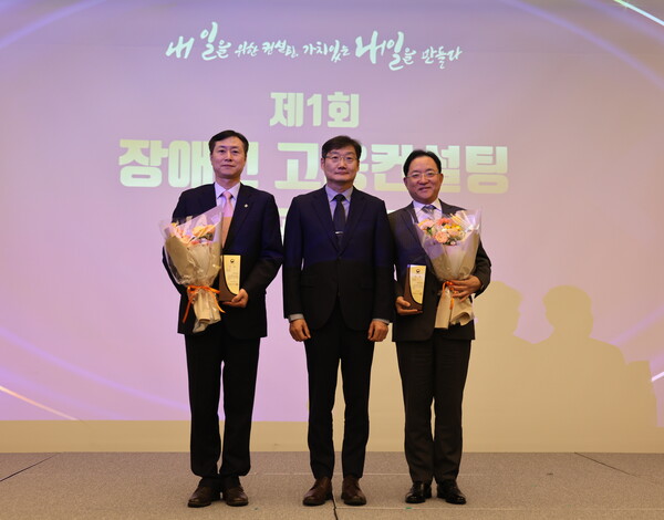 한화생명이 지난 1일 오후 용산 나인트리 호텔에서 열린 제1회 장애인 고용컨설팅 성과공유대회에서 트루컴퍼니 상을 수상했다. 한화생명 홍정표 커뮤니케이션실 부사장(오른쪽)이 고용노동부 이정한 고용정책실장(가운데) 등과 함께 기념촬영을 하고 있다. / 사진=한화생명