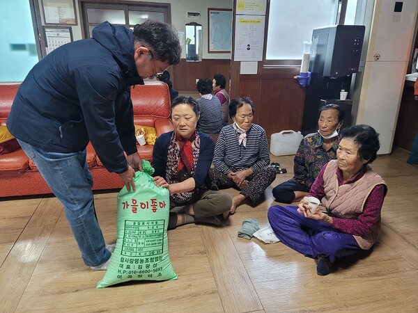 하의면 익명의 기부자 쌀 전달 / 사진=신안군