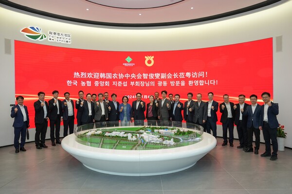 지난 4일 중국 광동성 혜주시 소재 공소합작연합사 산하 기관에서, 농협중앙회 지준섭 부회장(왼쪽 12번째)과 광동성 공소합작연합사 이에 메이펀 주임(왼쪽 13번째)이 환영행사 후 기념촬영을 하고 있다. /. 사진=농협중앙회