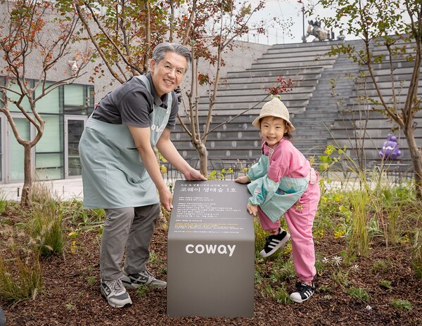 코웨이 서장원 대표와 임직원 자녀가 ‘코웨이 생태숲 1호’ 현판 앞에서 기념 촬영을 하고 있다. / 사진=코웨이