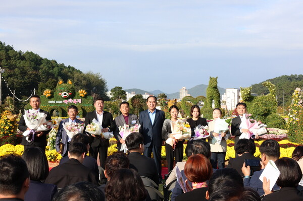 진도군, 국화 향기와 함께 11월 정례 조회 개최 / 사진=진도군