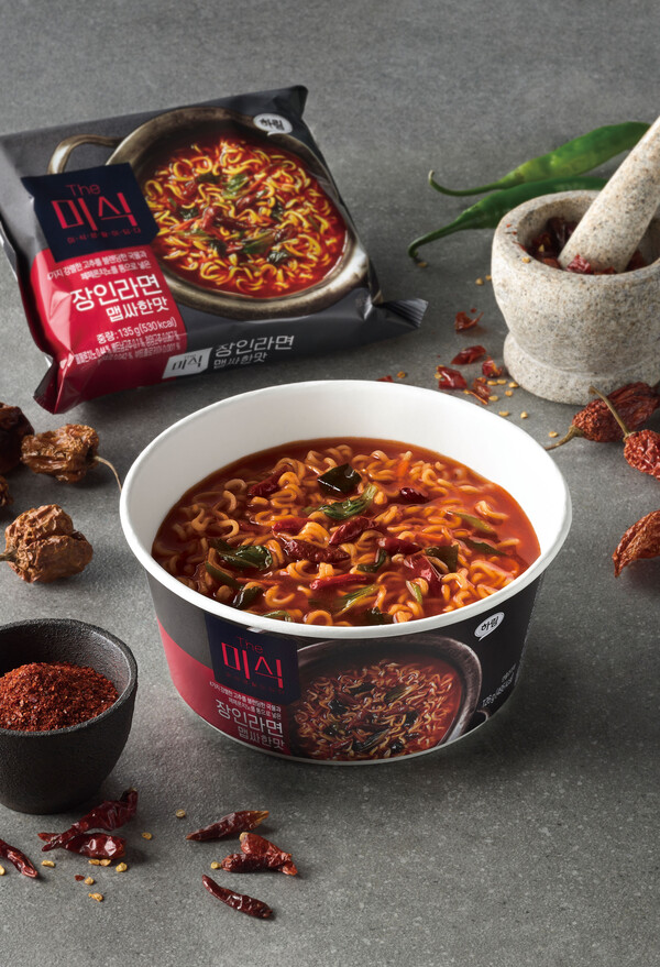 하림이 인기 제품 ‘더미식(The미식) 장인라면 맵싸한맛’ 용기면을 출시했다고 6일 밝혔다. 사진= 하림