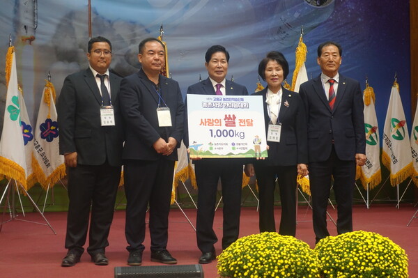 사랑의 쌀 전달(왼쪽부터 김승재 고흥군4-H연합회장, 송영수 한국4-H고흥군본부회장, 공영민 고흥군수, 오재임 한국생활개선고흥군연합회장 송효수 한국농촌 / 사진=고흥군