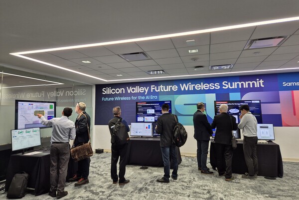11월 6일(현지시간) 미국 실리콘밸리 마운틴뷰에서 진행된 '실리콘밸리 미래 통신 서밋'에서 기술 시연을 하고 있다. / 사진=삼성전자