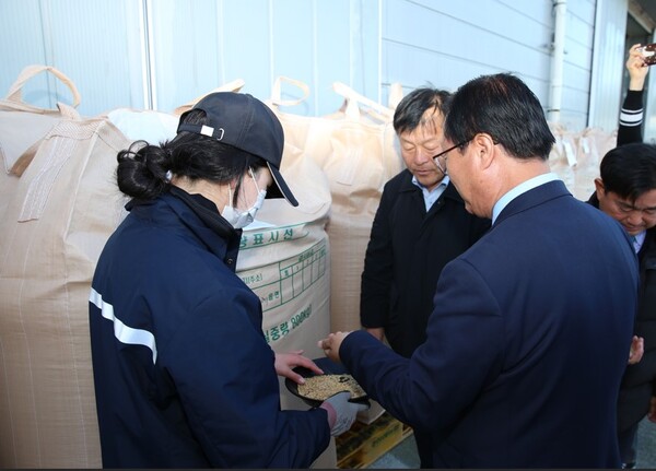 유희태 완주군수가 공공비축미 매입 현장을 방문해 농가와 관계자들을 격려하고 진행 상황을 점검하고 있다. / 사진 = 완주군청