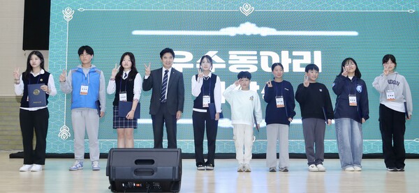 공생의 길(물길·숲길) 프로젝트 우수동아리로 선정된 학생들이 기념촬영 하고 있다. / 사진=전남교육청