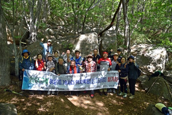 지난 4월 2일부터 7개월간 ‘구례 10.19연구회가 주관한 여순사건 역사학당 참가자들이 모여 기념촬영을 하고 있다.  / 사진 = 구례군