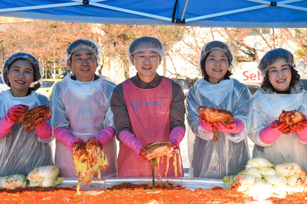 김동근 시장이 11월 9일 ‘통일 김장 담그기 한마당’에 참여하고 있다. / 사진=의정부시