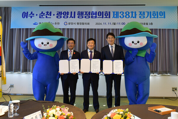 ‘2026여수세계섬박람회 성공개최 협력 협약’ 체결 사진(왼쪽부터 정인화 광양시장, 정기명 여수시장, 노관규 순천시장) / 사진=여수시