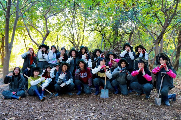 키움증권 임직원과 플로깅 청년단체 ‘플플플’ 참가자들이 지난 8일 서울 여의도 샛강생태공원에서 비오톱 만들기 봉사활동을 진행했다. / 사진=키움증권
