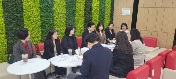 전남학부모회연합회 관계자들이 12일 교육부 세종청사에서 교원정책과장과 면담하고 있다.  / 사진 = 전남교육청