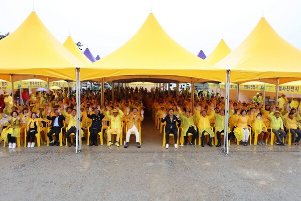 지난 11월 1일, 아자니아 꽃축제 개막식 기념 촬영 / 사진=신안군