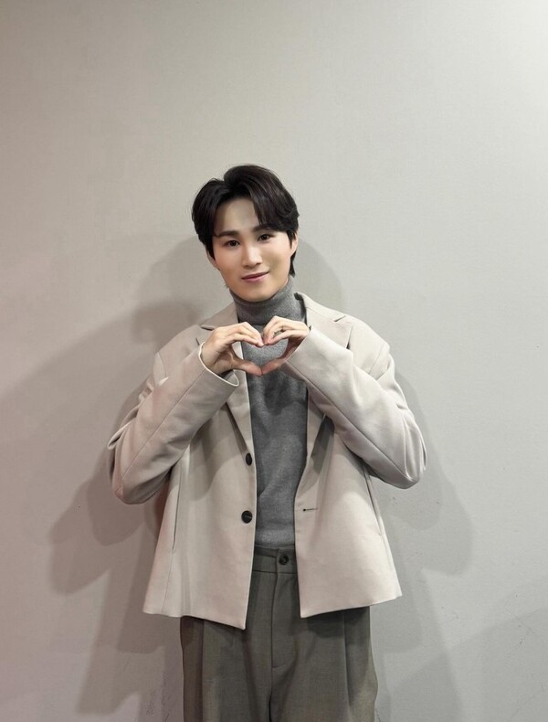 (재)한국소아암재단은 가수 김희재가 선한스타 10월 가왕전에서 받은 상금 50만 원을 소아암, 백혈병, 희귀난치질환으로 고통받고 있는 환아들의 긴급치료비 지원을 위해 기부했다고 13일 밝혔다. 사진=가수 김희재 공식SNS