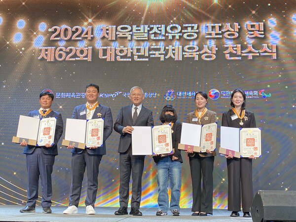 진안군이 낳은 육상의 전민재 선수, 체육발전유공 포상 수상(단체사진) / 사진=진안군