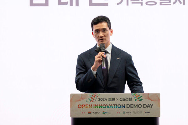 ‘2024 호반XGS건설 오픈이노베이션 데모데이’에서 인사말 하는 김대헌 호반그룹 기획총괄사장 / 사진=호반건설