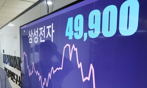 4일 오후 서울 종로구 연합인포맥스 모니터에 삼성전자 주가가 표시돼 있다. 사진=연합뉴스