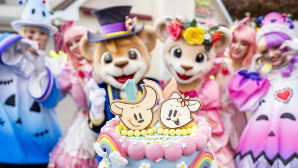 에버랜드 마스코트인 레니와 라니가 15일 10번째 생일파티를 하고 있다. 사진=에버랜드