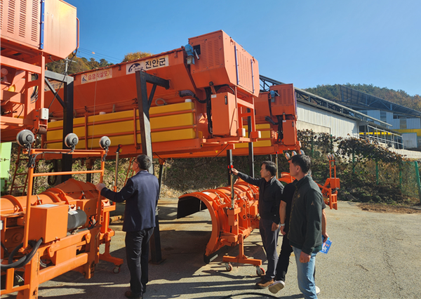 겨울철 도로 설해 대책 준비 완료(제설작업 기계 점검 중) / 사진=진안군