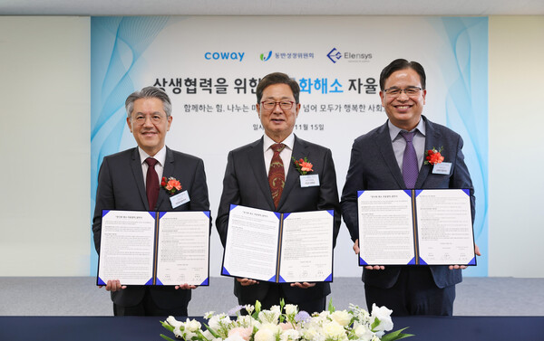 코웨이가 지난 15일 인천 서구 이랜시스 본사에서 동반성장위원회와 ‘양극화 해소 자율협약’을 체결했다. 이날 행사에 참석한 (왼쪽부터) 서장원 코웨이 대표이사, 이달곤 동반성장위원장, 심재귀 이랜시스 대표가 기념사진을 촬영하고 있다. 사진= 코웨이