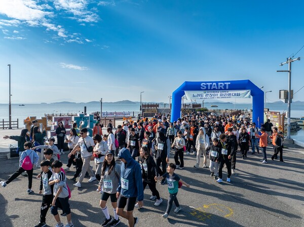 화포항에서 걷기대회 출발하는 _느려도 괜찮아! 마라톤 대회_ 참여자들 / 사진=순천시