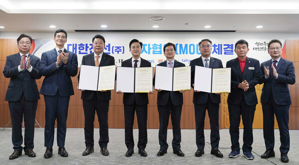 호반그룹, 충남도·당진시와 투자협약식 기념 단체 사진 (왼쪽부터 김영명 충남 경제기획관, 김대헌 호반그룹 기획총괄사장, 오성환 당진시장, 김태흠 충남도지사, 김선규 호반그룹 회장, 송종민 대한전선 부회장, 정광섭 충남도의회 부의장, 조재만 대한전선 상무) / 사진=호반그룹