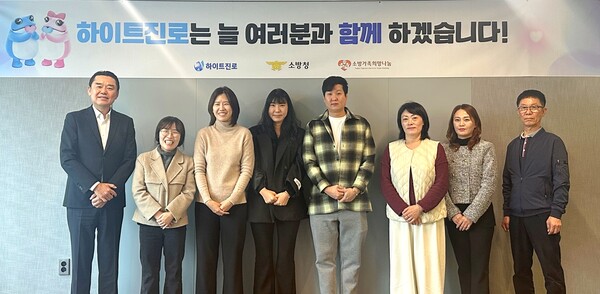 지난 15일 하이트진로 서초동 사옥에서 진행한 소방유가족 지원금 전달식에 하이트진로 김인규 대표(왼쪽 첫번째)와 소방공무원 유가족이 참석했다./ 사진=하이트진로