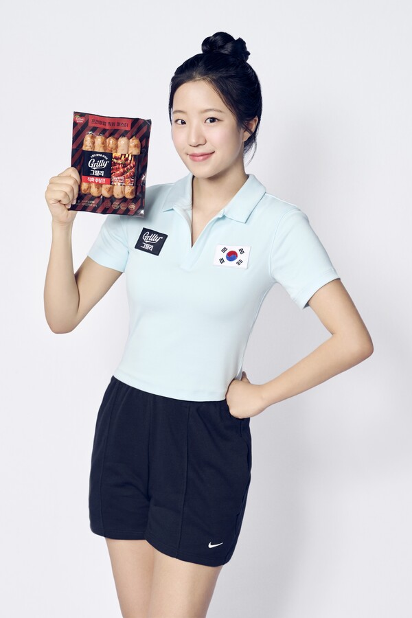 동원F&B가 직화햄 브랜드 ‘그릴리(Grilly)’의 모델인 탁구 국가대표 신유빈 선수와 함께 수원시 내 취약계층을 위해 4,500만 원 상당의 식품을 기부한다고 19일 밝혔다. 사진= 동원F&B