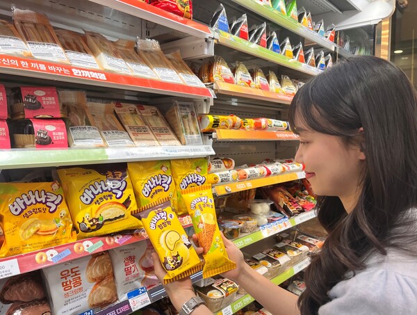 GS리테일이 운영하는 편의점 GS25가 농심과 전략적 협업 1탄으로 ‘바나나킥’ 지적재산권(IP)을 활용한 디저트 신상품 5종을 21일에 출시한다. 사진= GS리테일