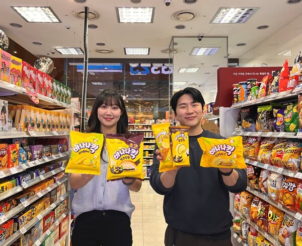 모델이 GS25에서 바나나킥 컬래버레이션 상품을 들고 포즈를 취하고 있다. 사진=GS리테일