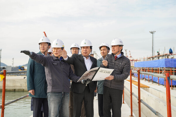 박홍률 목포시장이 해양경찰 서부정비창 신설사업 현장을 찾아 추진상황을 살폈다. / 사진=목포시