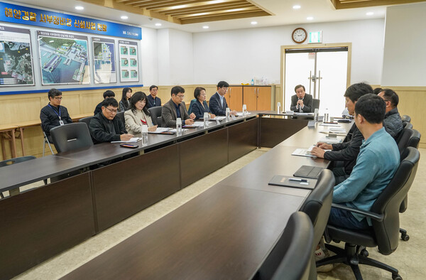 박홍률 목포시장이 해양경찰 서부정비창 개창후 운영계획을 청취했다. / 사진=목포시