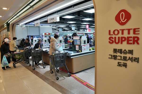 롯데슈퍼 그랑그로서리 도곡에서 쇼핑을 마친 고객들이 계산대를 지나고 있다. 사진=롯데슈퍼