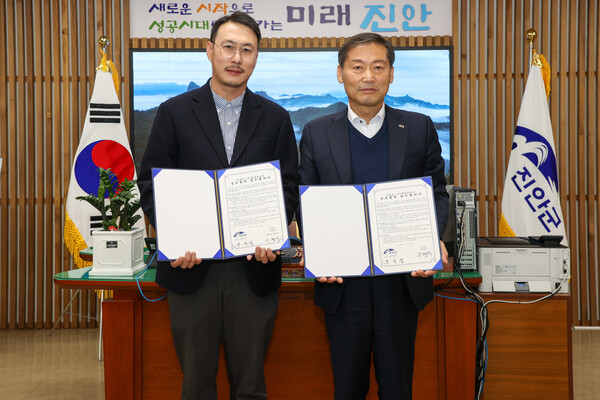 젠아웃도어 업무협약 왼쪽부터 (주)젠아웃도어 대표이사 이명구, 전춘성 진안군수 / 사진=진안군