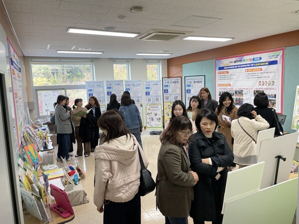 수업연구회 성과를 살펴보는 참여자들 / 사진=광주시교육청
