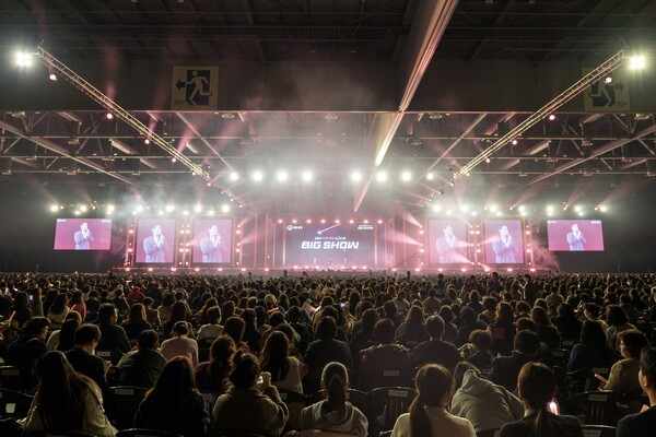 2024 한화생명 시그니처 BIG SHOW에 초청된 FP들이 21일 오후 일산 킨텍스 콘서트 현장을 즐기고 있다. 사진=한화생명
